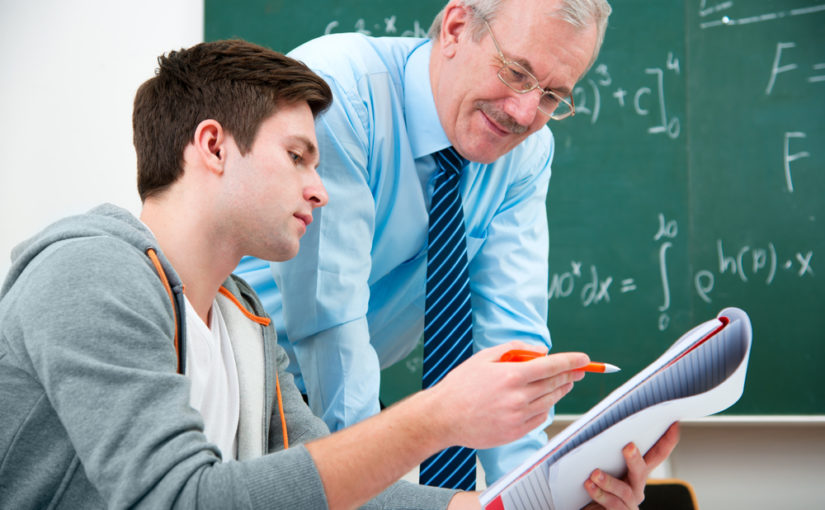 Un alumno enseña su examen a su profesor