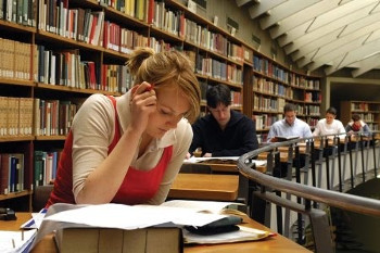Una universitaria estudia en una biblioteca