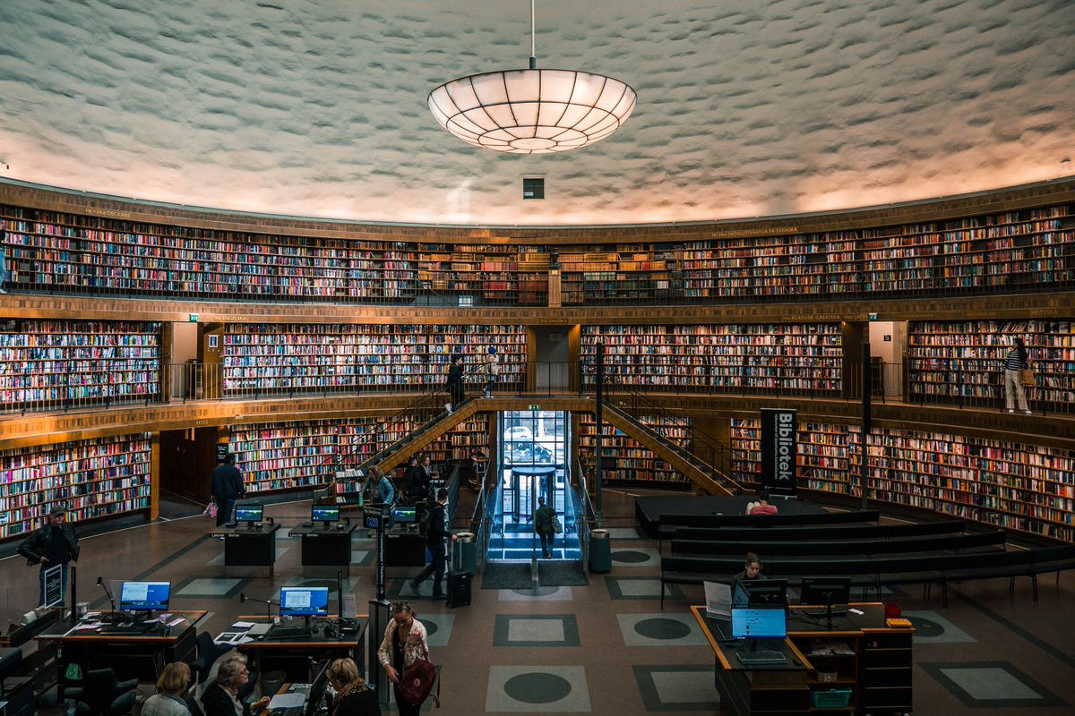 Foto del interior de la biblioteca pública de Estocolmo