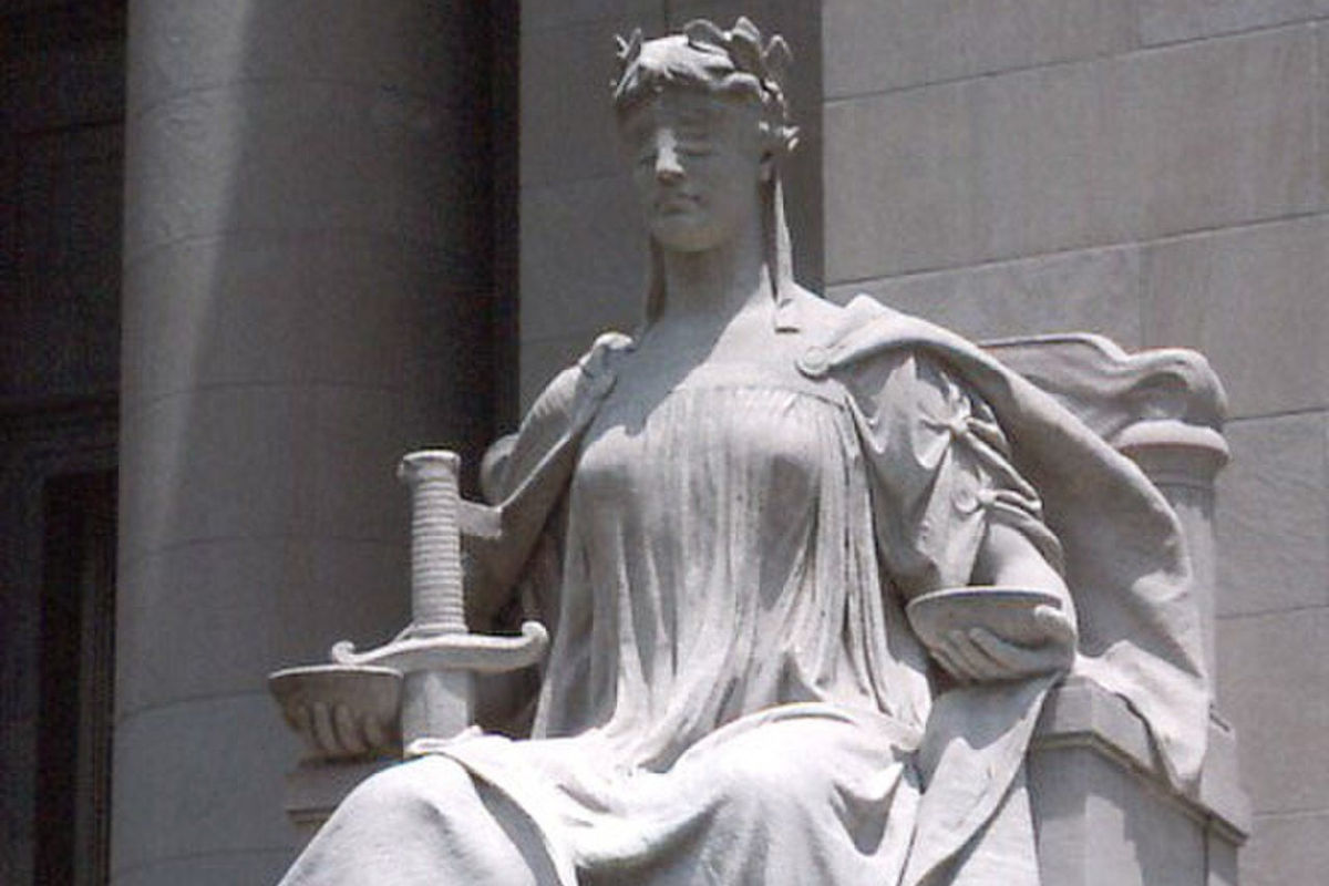 Estatua de la Dama de la Justicia en Shelby County Courthouse, Memphis