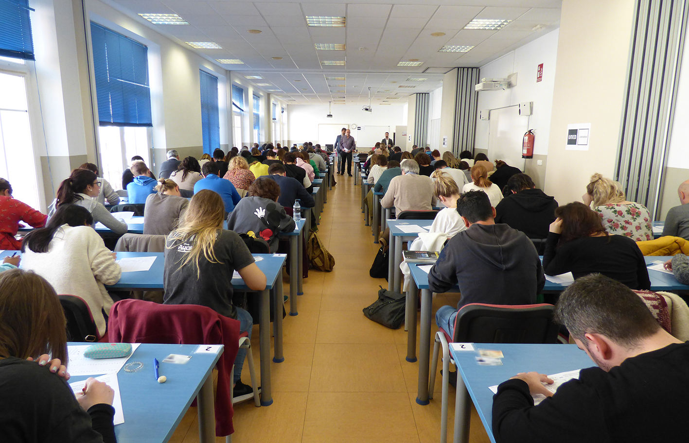Universitarios haciendo el examen en la UNED
