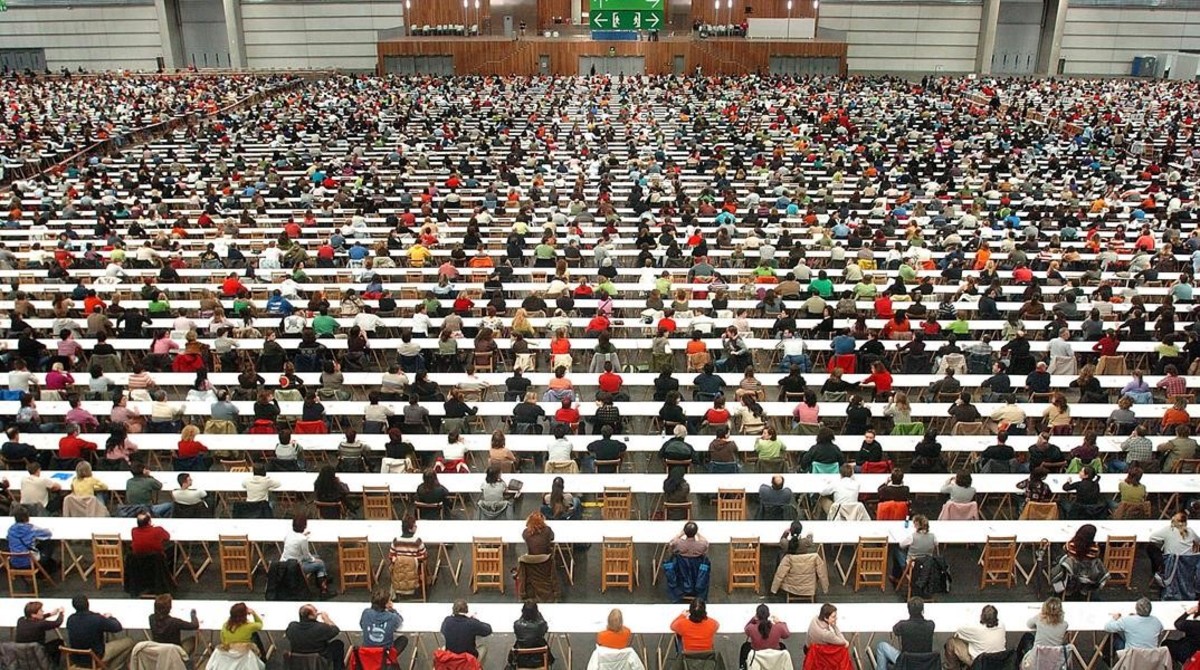 Cientos de opositores haciendo el examen en un pabellón