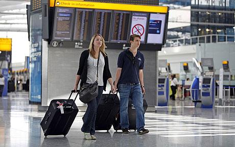 Una pareja camina por la terminal de un aeropuerto