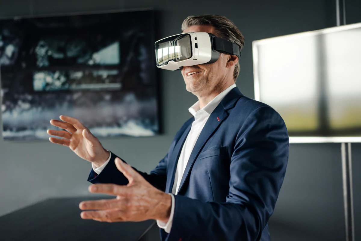 Hombre con gafas de realidad aumentada.