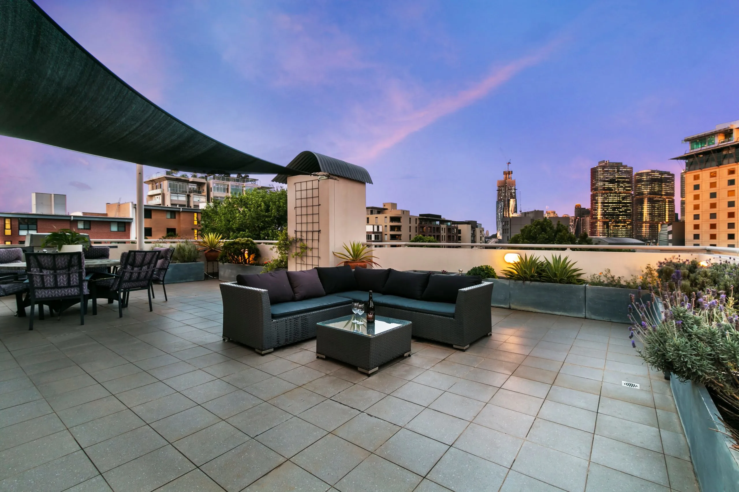 Panorámica de la terraza de un ático.
