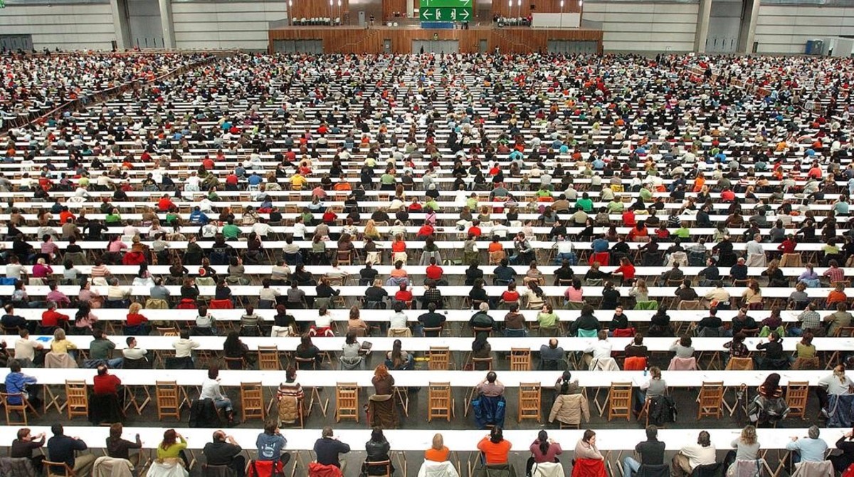 Cientos de opositores en un pabellón.